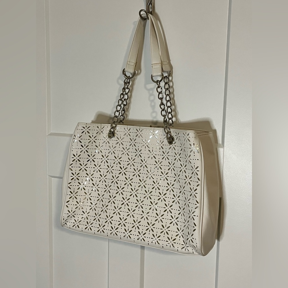 White & silver shoulder purse with cute flower detail. Perfect for a vacation!